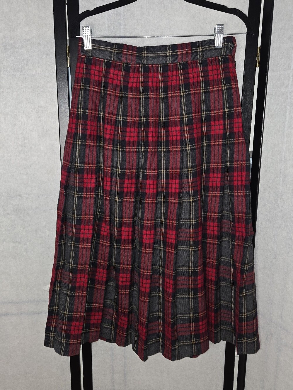 Vintage L.L.Bean 100% Wool Pleated Red, Black, Gray Tartan Plaid Skirt Size 10
